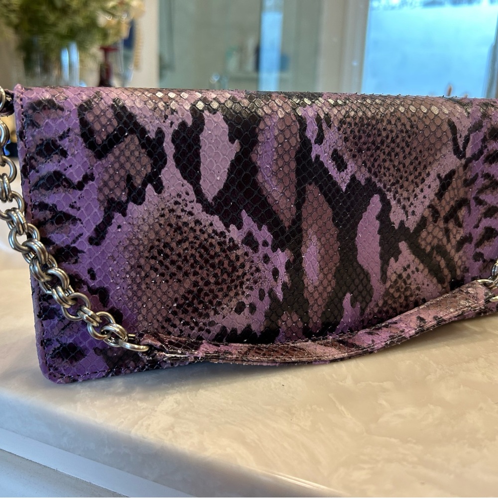 Purple snakeskin purse with short shoulder strap, chain detail. Magnet closure. - Picture 7 of 16